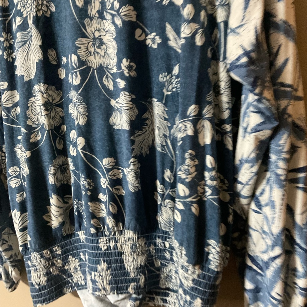 The Muses Lounge women’s contrast floral print wrap top small nwot